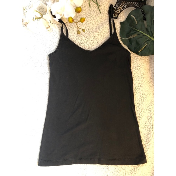 Old Navy Tops - 🌼3/$15🌼Old Navy black v-neck tank top